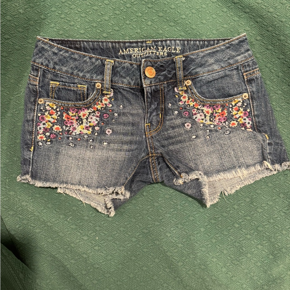 Super cute American Eagle embroidered shorts